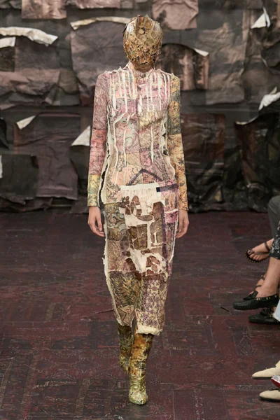 Look 16